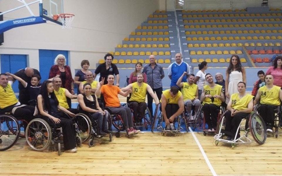 Две Мис Национален отбор в подкрепа на баскетбола в инвалидни колички