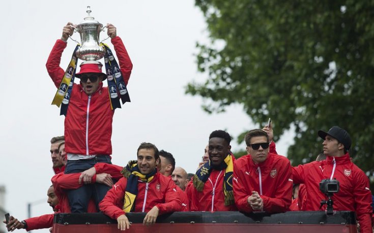 СНИМКИ: Парадът на Арсенал по улиците на Лондон