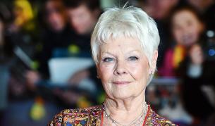 Джуди Денч позира гола на 80 за кауза