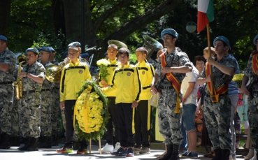 Шефове, футболисти и фенове нa Ботев почетоха паметта на патрона на клуба