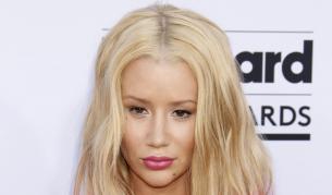 Иги Азалия и Ник Йънг се сгодиха (снимки и видео)