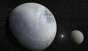 Плутон и Харон с Полярната звезда между тях