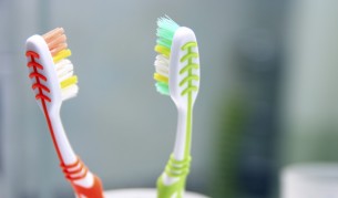 Какви видове бактерии полепват по четките за зъби