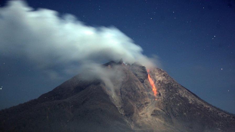 Най-висока степен на тревога в Индонезия заради вулкана Синабунг