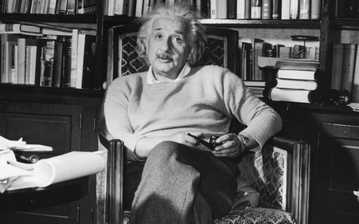<p><strong>Айнщайн е бил слаб по математика</strong></p>

<p>Този &bdquo;факт&rdquo; се използва, за да се покаже на хората, че провалът не е нещо ужасяващо страшно. Обаче не е вярно, Айнщайн не е бил слаб по математика. Единственият му провал е на приемен изпит в Политехническия институт в Цюрих, когато е на 16 г. &ndash; 2 години преди нормалната възраст за кандидастване. След 2 години го приемат в Института.</p>