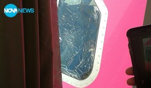 Спуканото стъкло, заради което полетът за Болоня се е върнал в София (снимката е изпратена от зрител на Нова ТВ за рубриката "Моята новина")