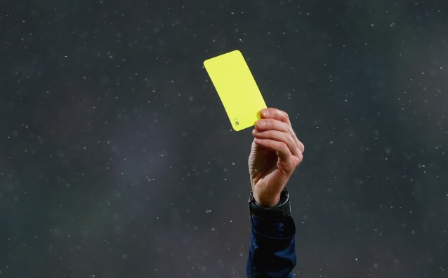 Защитникът на Хамбургер Рик ван Дронгелен получи нелеп жълт картон в