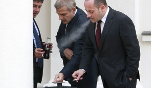 Москов и колегата му Радан Кънев пушат в паузите в парламента