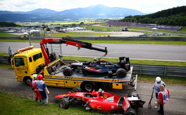 Алонсо: Късмет е, че не ударих Кими в главата