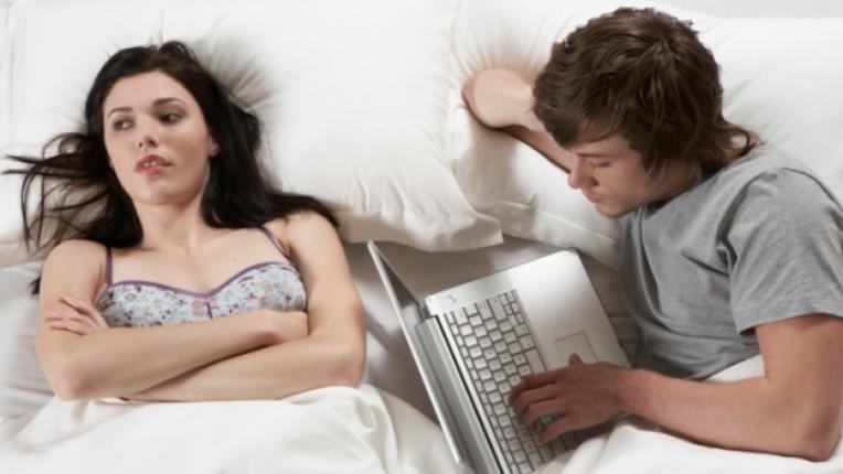 двойка легло спалня отегчение лаптоп