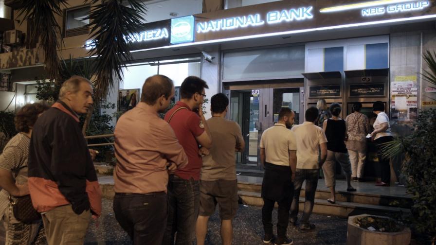 Опашки пред банкоматите в Гърция, в Брюксел бесни