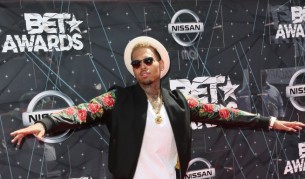 Крис Браун отново преби жена, този път фенка