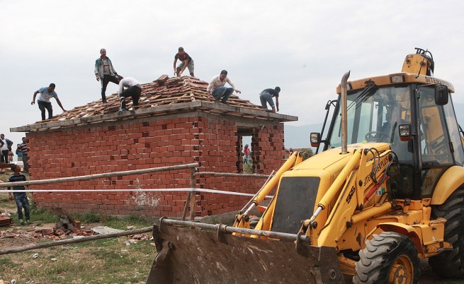Жители на Гърмен на протест заради спряното събаряне на къщи