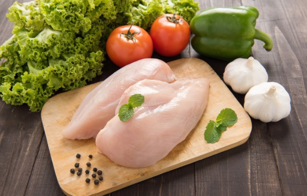 <p><strong>Пилешко месо</strong> &ndash; Нарежда се в класацията на щастливите храни&nbsp;основно заради високото съдържание на витамин В12, известен с успокояващите и релаксиращите си свойства.</p>

<p>Пилешкото месо е силно диетично, което позволява честата му употреба и то в големи количества. Възможностите за консумирането му са на практика безгранични - то може да се използва в супи, салати, предястия, основни блюда, а в източната кухня - дори за десерти.</p>