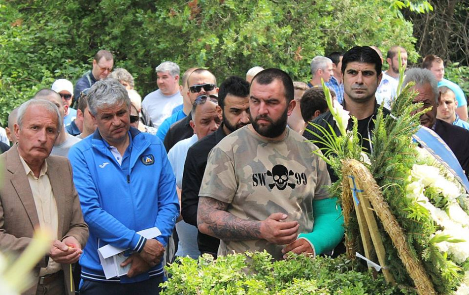 Панихидата на Гунди и Котков1