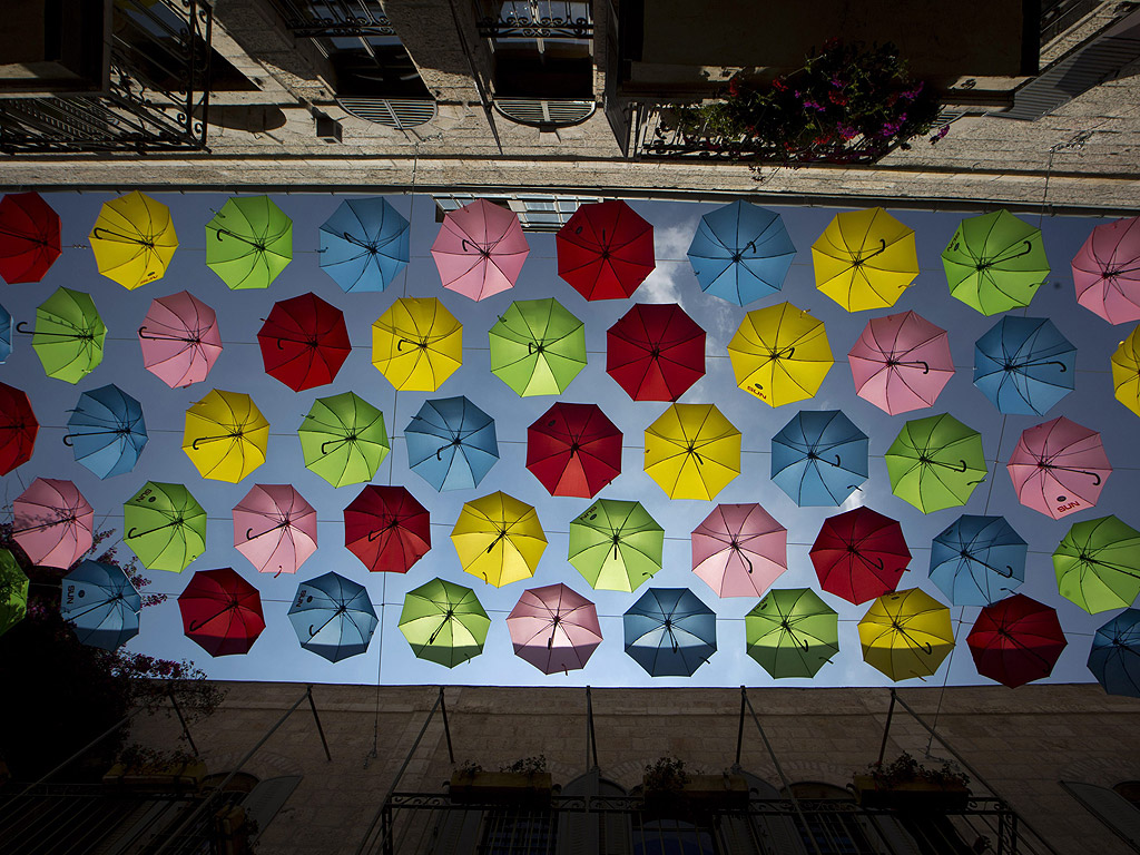 Цветни чадъри са окачени над централната улица в центъра на Йерусалим, Израел. Около 1000 чадъри са поставени от общината в Ерусалим, за да украсят улицата за летни събития