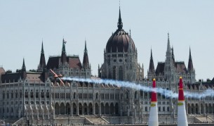 Red Bull Air Race се завръща в Будапеща (видео)
