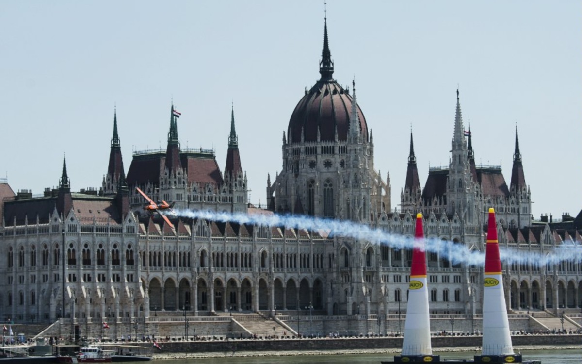 Red Bull Air Race се завръща в Будапеща (видео)