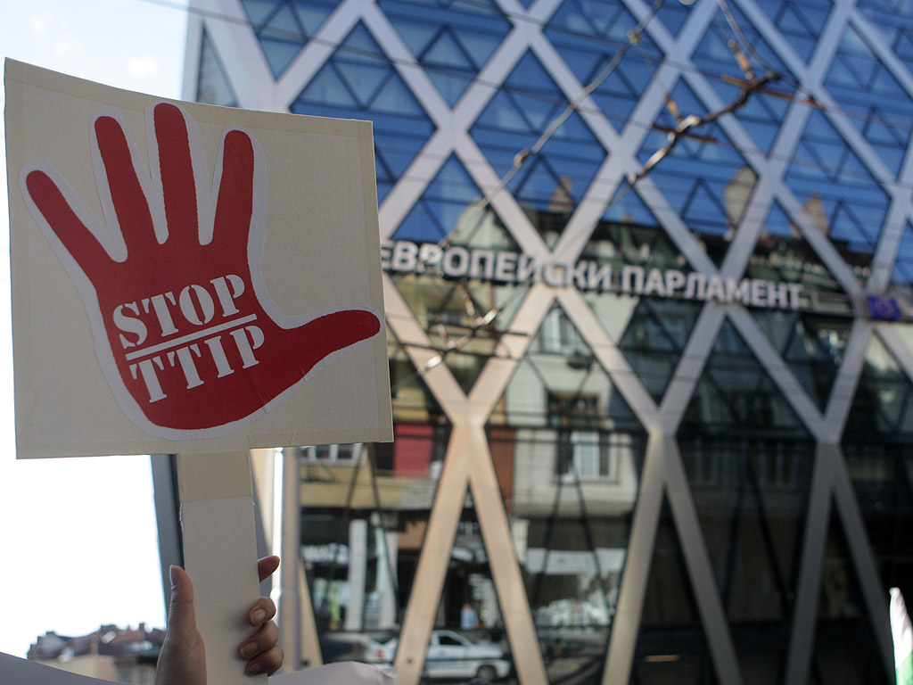 Протест в София срещу ТПТИ пред сградата на Европейската комисия