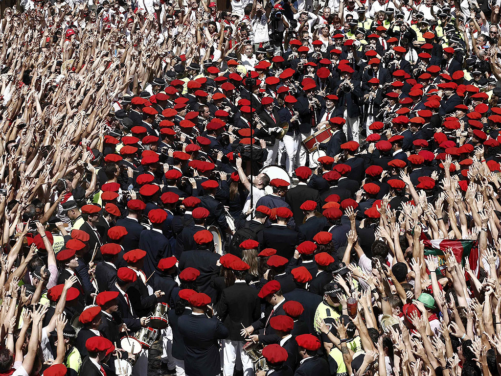 Официалното начало на празника Сан Фермин в Памплона, Испания. Стотици хиляди посетители от цял свят присъстват на деветдневния празник - надбягване с бикове по 825 метра маршрут из тесните улички на стария град