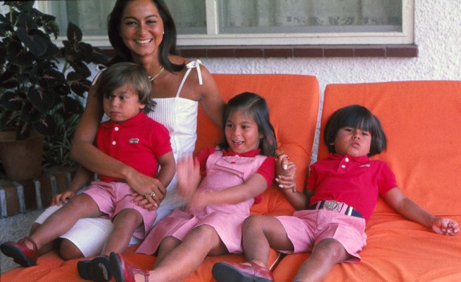 Исабел Прейслер с децата си Енрике, Чабели и Хулио в Мадрид през 1978 г.