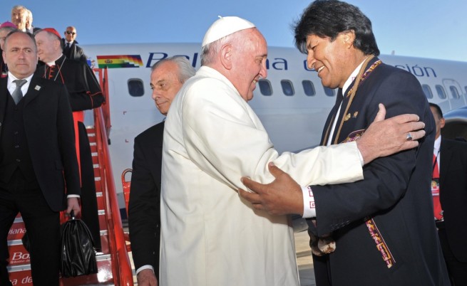 В Боливия посрещнаха папата с листа от кока