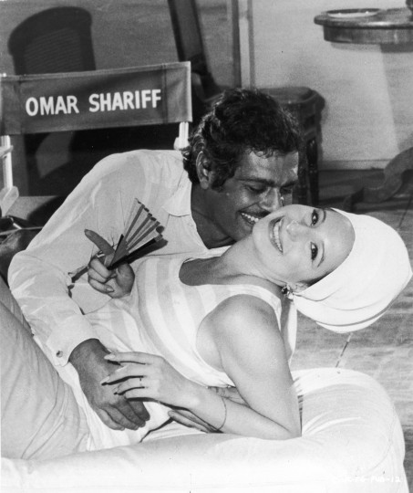 Омар и певицата Барбара Стрейзанд пресъзават през 1980 любовната сцена от съвместния им филм "Забавно момиче" (1980)