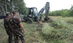 Булдозер на унгарската армия подготвя терена за изграждането на оградата по границата със Сърбия