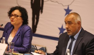 Премиерът Бойко Борисов и министърът на околната среда и водите Ивелина Василева по време на днешния форум