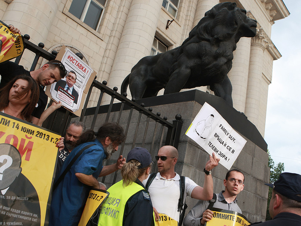 Протестиращи срещу главния прокурор Сотир Цацаров блокираха движението пред сградата на Съдебната палата в София. Гражданите издигнаха голям надпис "Подкрепяме Христо Иванов и съдебната реформа" на стълбите пред Съдебната палата