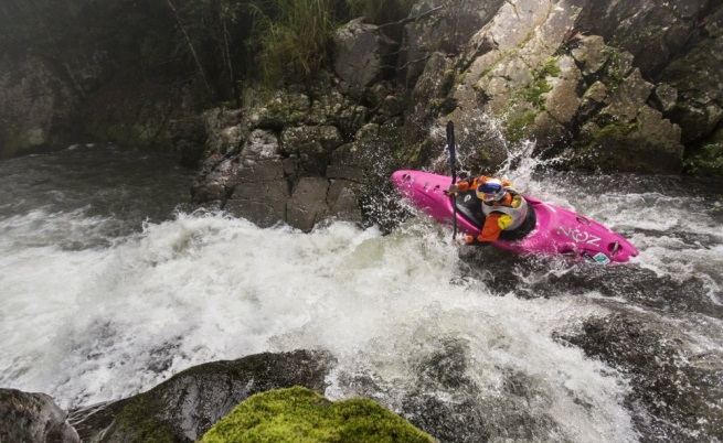 Дейн Джаксън изнася урок с каяка си (видео)