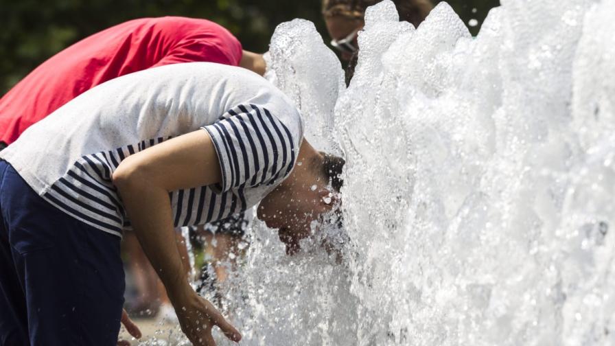 Мнозина потърсиха разхлада в градските фонтани в Унгария, където температурите достигнаха 39 градуса по Целзий