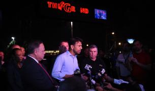 Губернаторът на Луизиана говори с журналисти пред киносалона, в който се разигра драмата