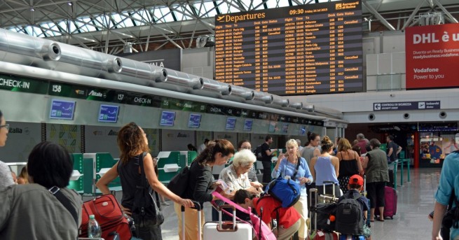 Около 200 българи са блокирани на летище "Чампино" в Рим.