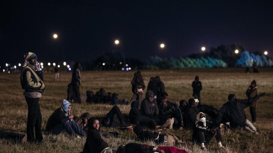 Камерън праща кучета и огради на Франция заради мигрантите