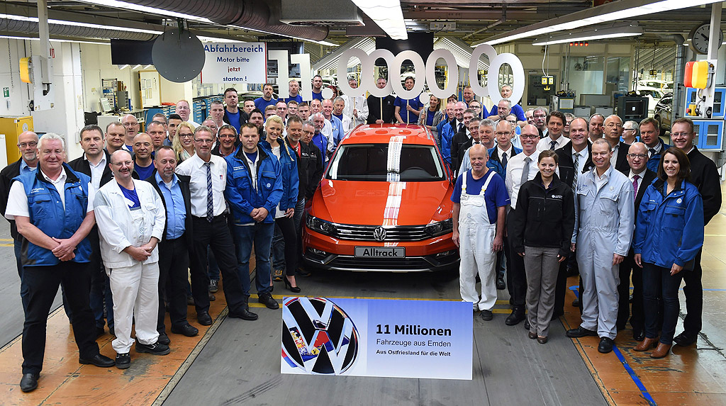 Служители на Фолксваген позират около Passat Alltrack в завода на Фолксваген в Емден, Германия. Това е единадесет милионният автомобил произведен във фабриката на VW в Емден.