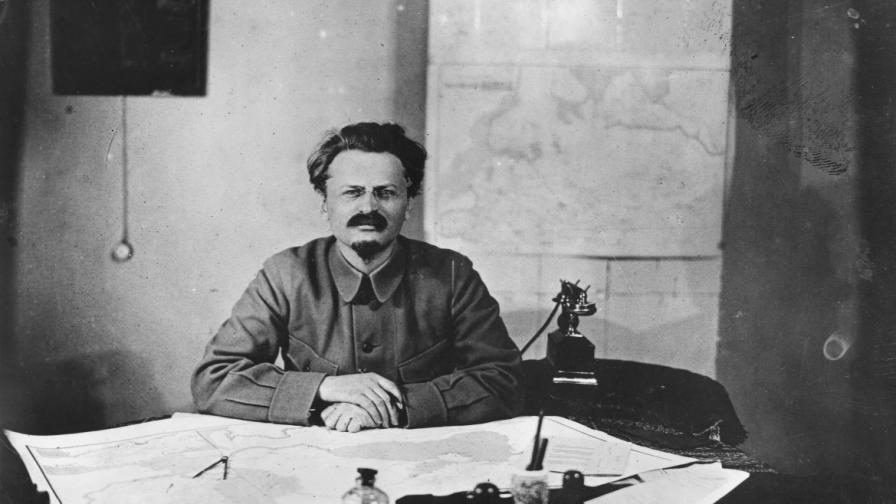 Лев Троцки изучава карта на бюрото си, 1922 г.