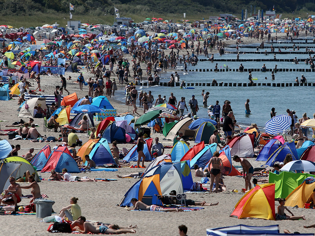 Туристи се тълпят на брега на Балтийско море в Росток-Варнемунде, Германия.