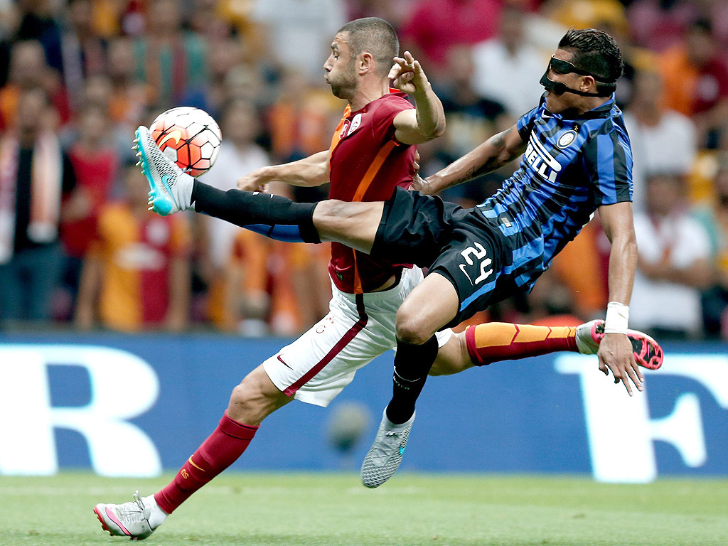 Бурак Йълмаз от Галатасарай се бори с футболиста на Интер Джейсон Мурильо по време на приятелския мач между Галатасарай и Интер в Истанбул, Турция