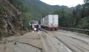 Свлачище временно блокира едното платно на пътя в Кресненското дефиле