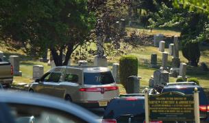 Изпратиха дъщерята на Уитни Хюстън с любимите ѝ цветове