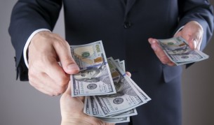 Пари: Шефове и работници, политици и граждани