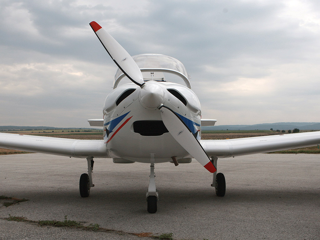 На 12. 07.2015 за по-малко от 5 часа с 90 литра бензин А95 първият български Skyleader SL 600 прелетя разстоянието от 1100 км от Чехия и кацна на летище София.