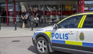 Шведски полицаи пред магазина, в който е било извършено нападението