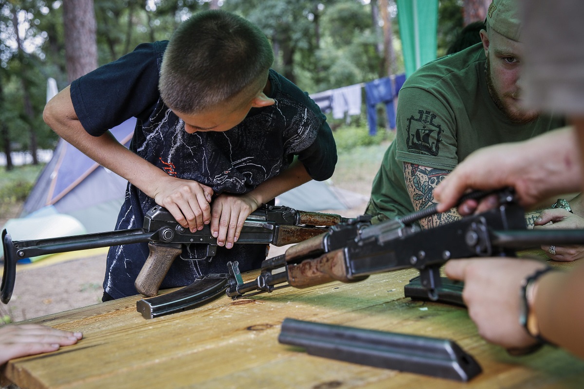 Те биват научавани как да си служат с огнестрелни оръжия, да ги разглобяват и сглобяват и да оцеляват в конфликтни зони