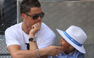 СНИМКА: Кристиано - младши имитира татко си