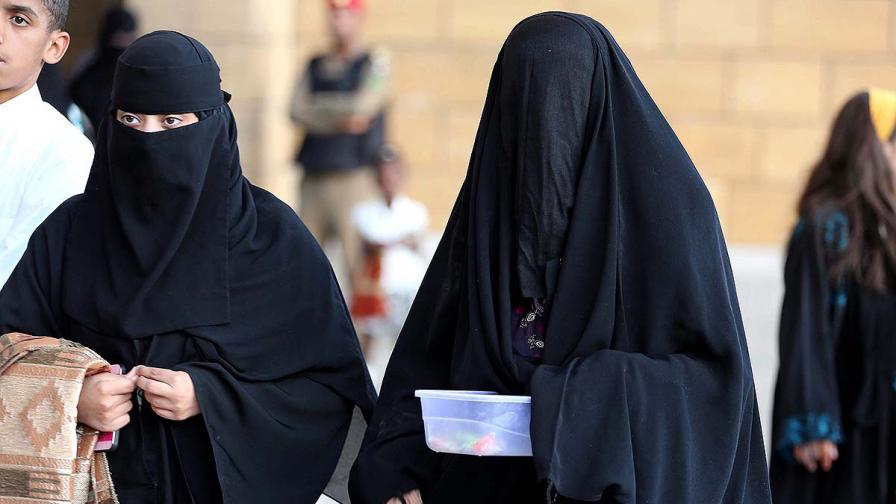 За пръв път: Саудитски жени участват и гласуват на избори