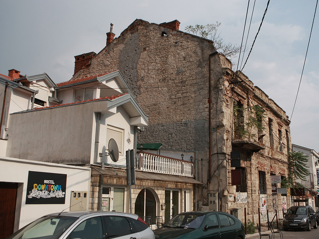 В отговор на окупацията босненските хървати създават групировка, насочена срещу югославската армия, като се стига до кървави сражения. В отговор на хърватските атаки ЮНА разрушава католическата катедрала и епископската библиотека, където се съхраняват около 50 000 книги. На 12 юни 1992 г. хърватските военни групировки успяват да отблъснат ЮНА извън пределите на града