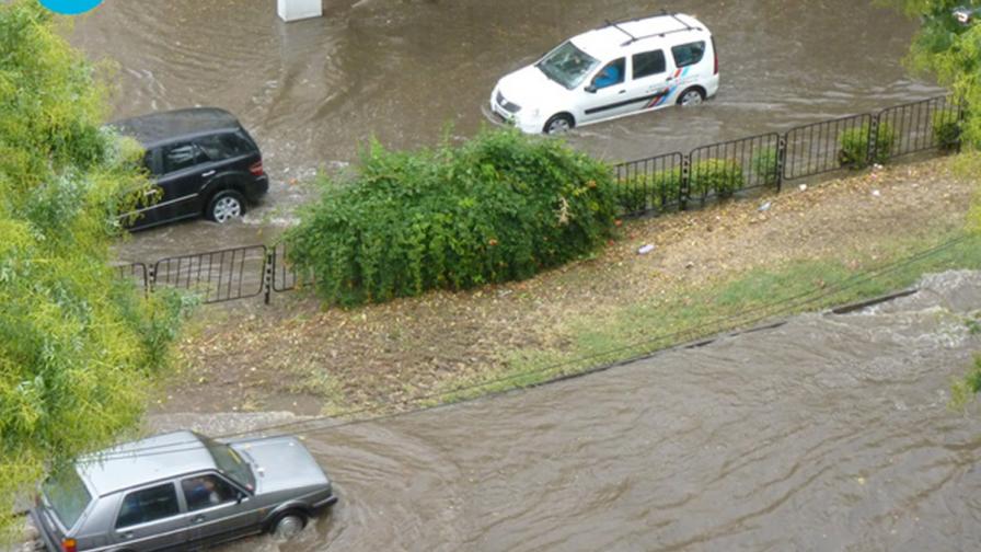 Буря наводни улиците и в Пловдив и Казанлък (видео)
