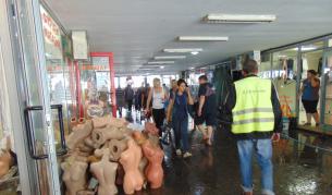 Разчистването на един от наводнените подлези